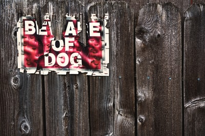 小心木栅栏上的狗标志